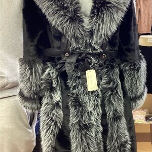 Luxurious Fashion  Black Coat. GREAT DEAL 🎁…